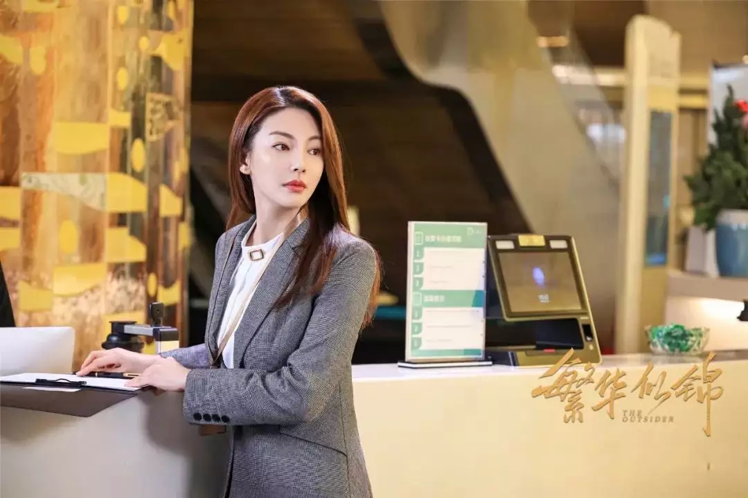 先不说还得上班养人。00后会拍工作前后的照片。原谅我不友善的微笑