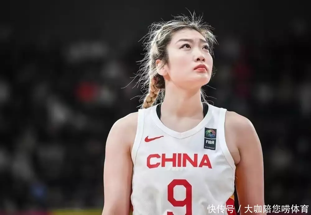 Baby Paris为商界领袖唱歌,穿着酷炫自由,被批评英语不专业